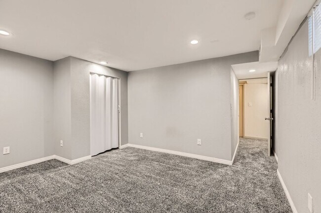 Building Photo - 5361 W Janette Ave