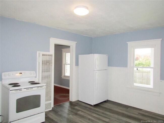 Building Photo - 93 E Elm St