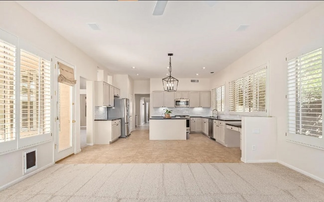 Building Photo - 651 W Oriole Way