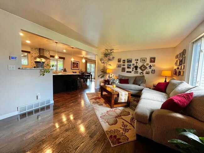 Foto del edificio - Remodeled 4 Bedroom 2 Bathroom Home in Fort Collins!