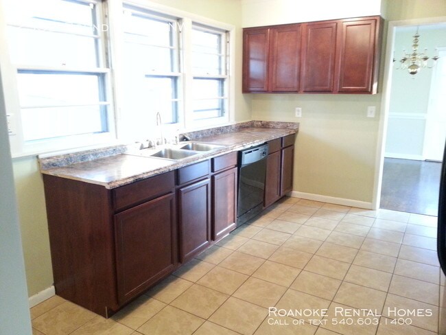 Building Photo - 2532 Roundtop Rd NW