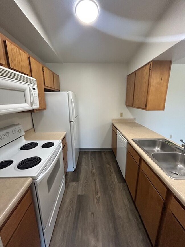 Foto del edificio - MOVE-IN Ready - 2 bedroom, One Bath - Top Floor with Vaulted Ceilings!