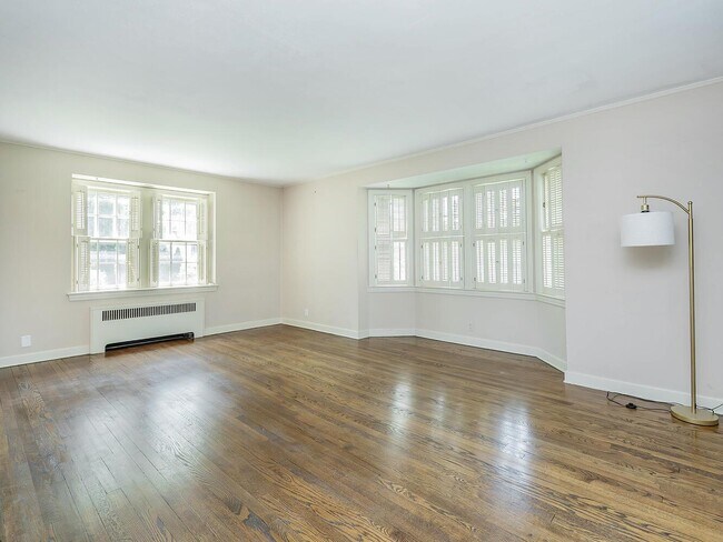 Foto del edificio - 221 Manhasset Ave
