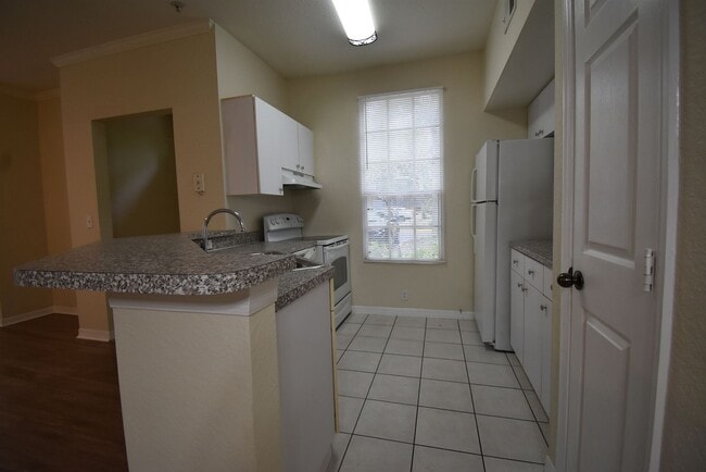 Building Photo - Azur at Metrowest - 1 bed/1 bath - AVAILAB...