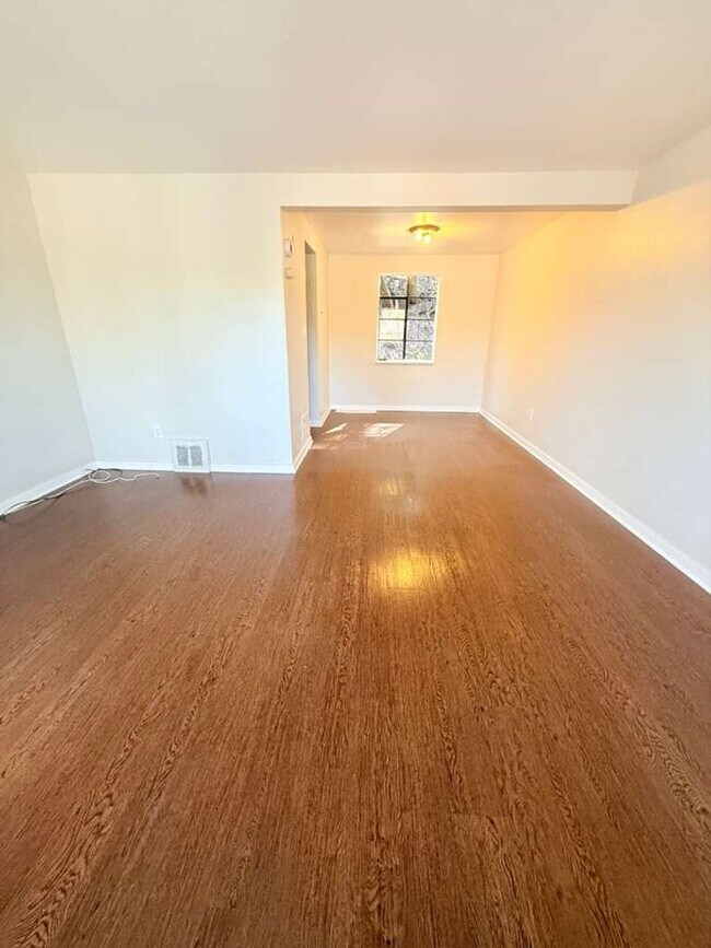 Building Photo - 2 Bedroom / 1 Bathroom House in Quiet Neighborhood