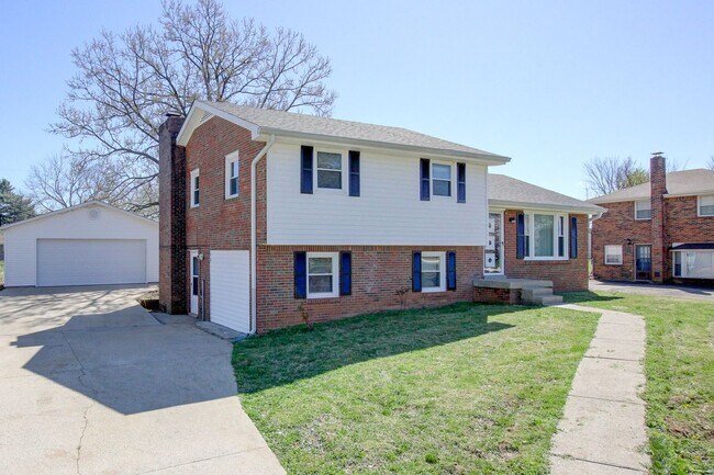 Foto del edificio - Four Bedroom with Bonus Room and a detache...