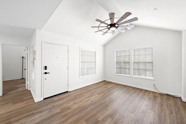 Building Photo - 1042 Calle del Cerro