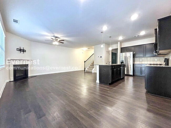 Building Photo - 3 Bed/2.5 Bath Home with Garage / Pet-Friendly / Coming Soon!