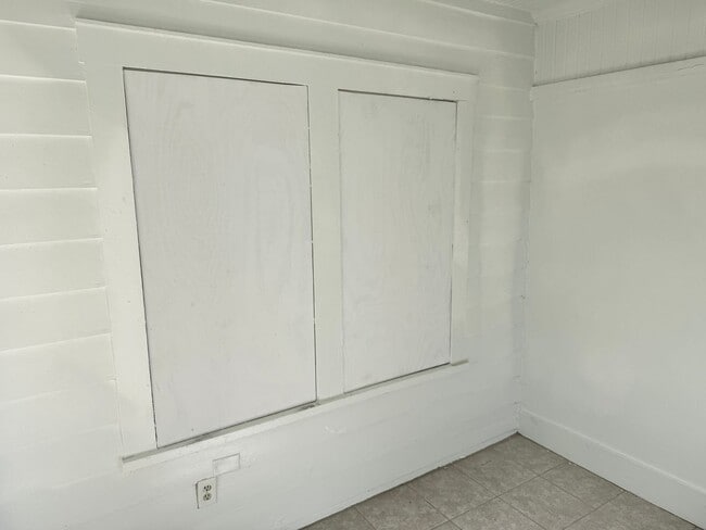 Building Photo - Affordable 2/1 located in St. Pete!