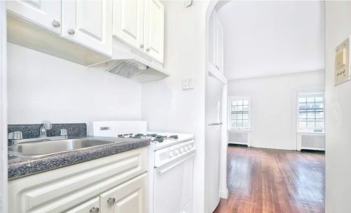 Building Photo - 41 E 65th St