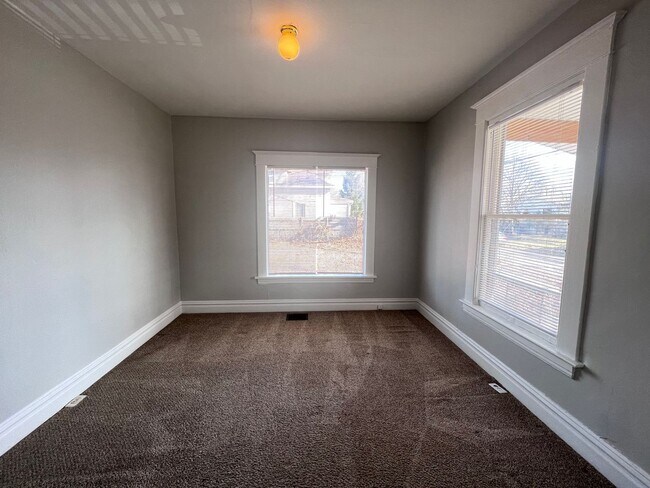 Foto del edificio - Spacious Four Bedroom Home with Large Yard!