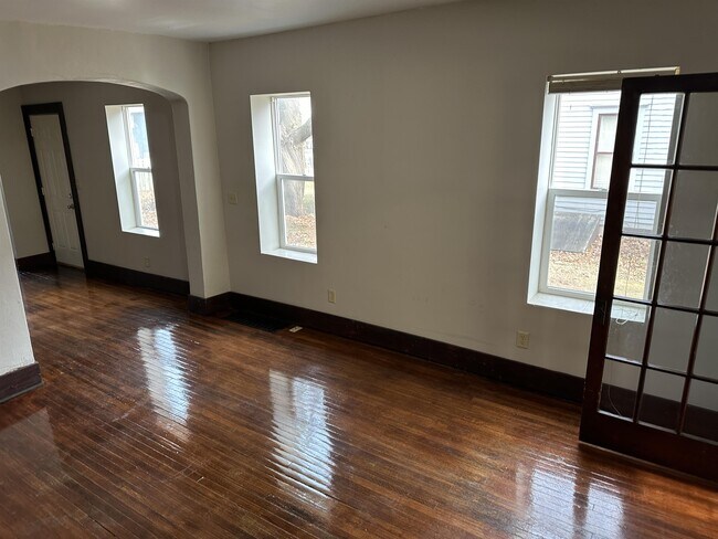 Building Photo - 608 W Clark St