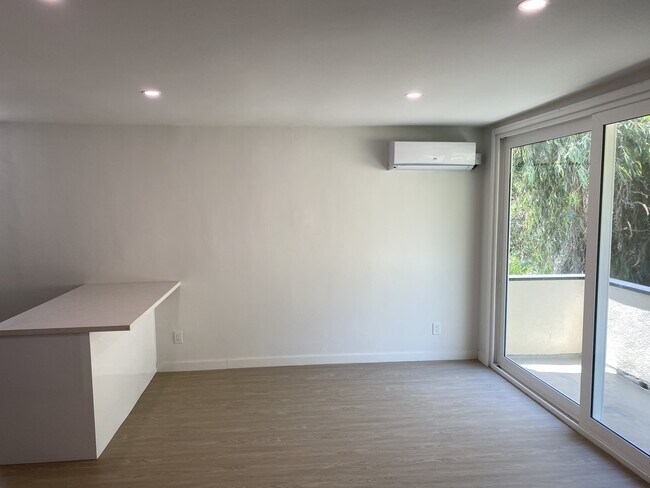 Building Photo - 2441 N Beachwood Dr