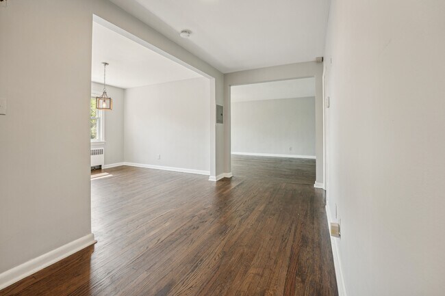 Foto del edificio - 24 Hutton Ave