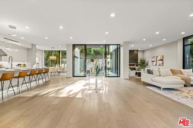 Foto del edificio - 1847 Coldwater Canyon Dr