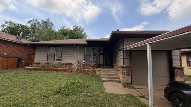 Welcoming 2-Bedroom Home with Expansive Backyard - Welcoming 2-Bedroom Home with Expansive Backyard