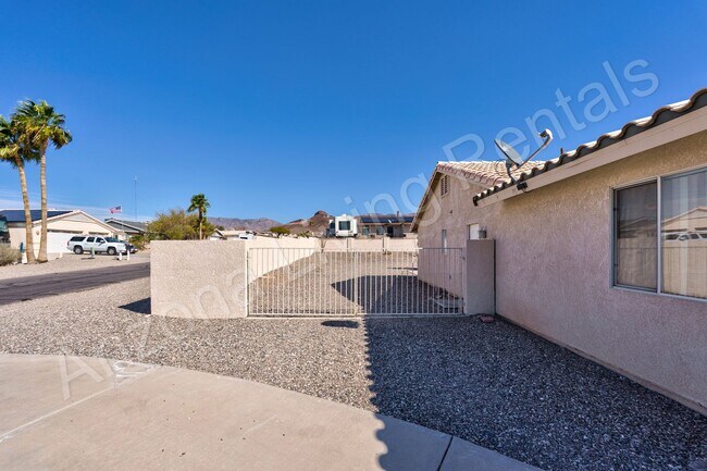 Foto del edificio - SOUTHSIDE HOME WITH LARGE FENCED BACKYARD