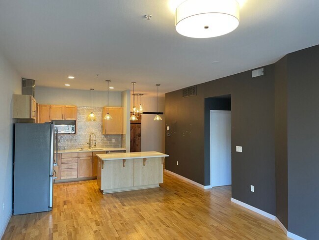 Building Photo - Spacious 1 BD 1 BA DOWNTOWN DENVER- Availa...