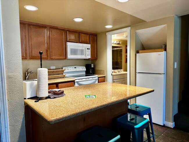 Building Photo - Spacious 2 Bed + Bonus Bedroom, 2 Bath Apa...