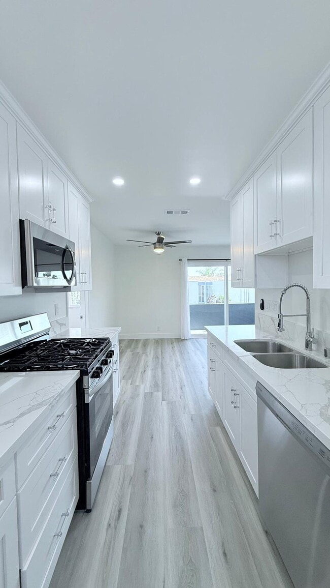 Building Photo - Ursula 1