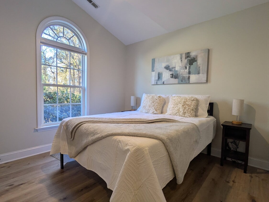 Foto principal - 1717 W Lakewood Ave