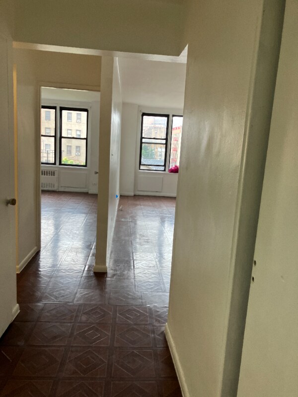 Primary Photo - 83-25 Vietor Ave