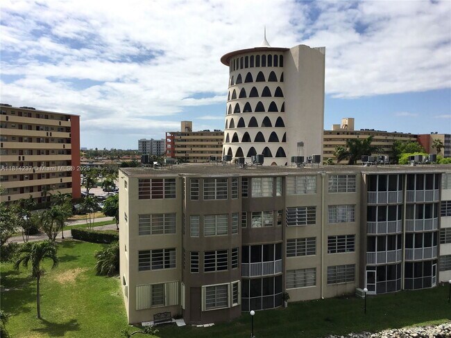 Foto del edificio - 1700 NE 191st St