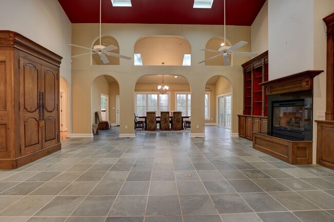 Foto del edificio - 5-bedroom, 4-bathroom in Rock Creek subdiv...