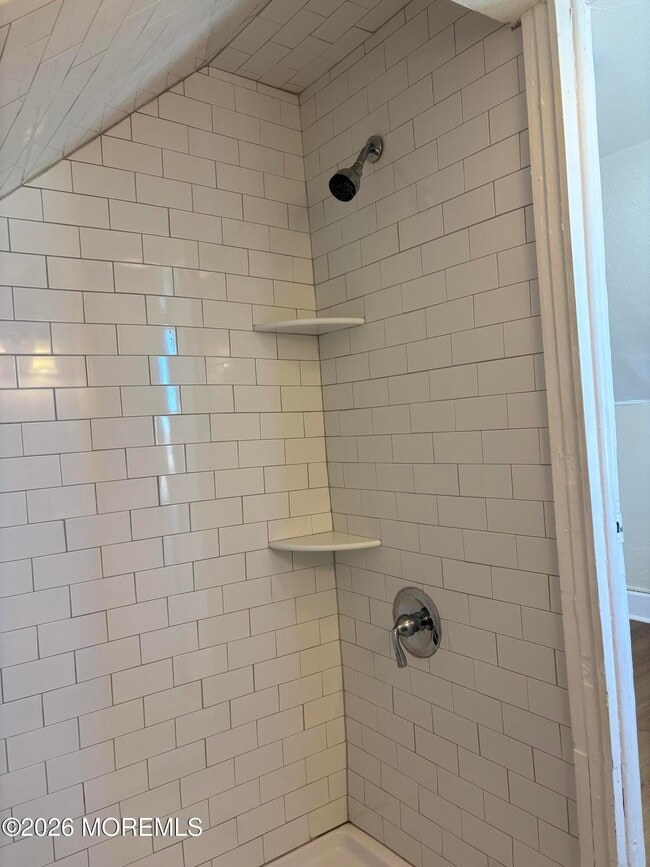 Foto del edificio - 114 Heck Ave