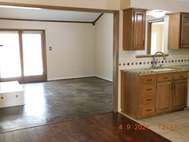 Foto del edificio - WEST SHERMAN 3/2/2 LARGE FENCED YARD!