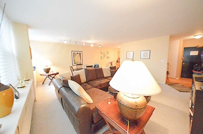 Foto del edificio - 4250 N Marine Dr