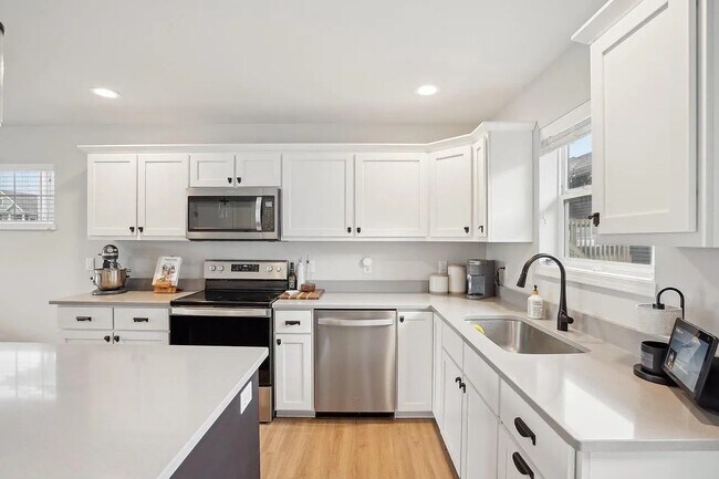 Foto del edificio - 637 Hillcrest Dr