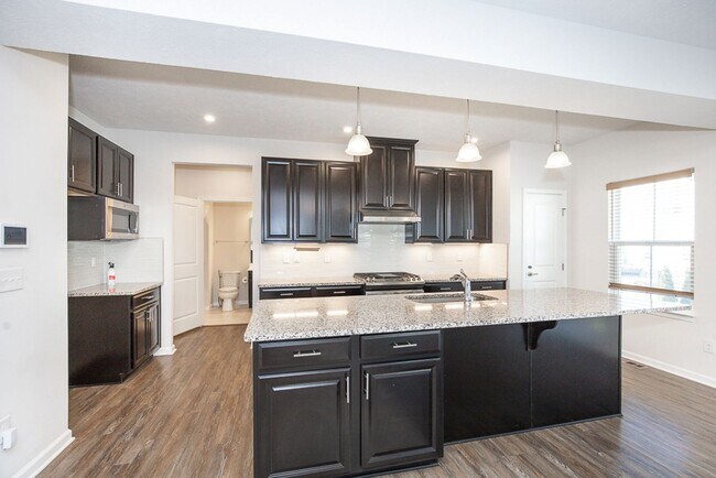 Building Photo - Stunning 4-bedroom, 2.5 bathroom House!