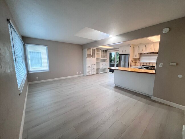 Building Photo - EBN T 14723