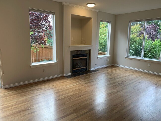 Foto del edificio - Beautiful Spacious 4 Bedroom Home for Rent In Kirkland