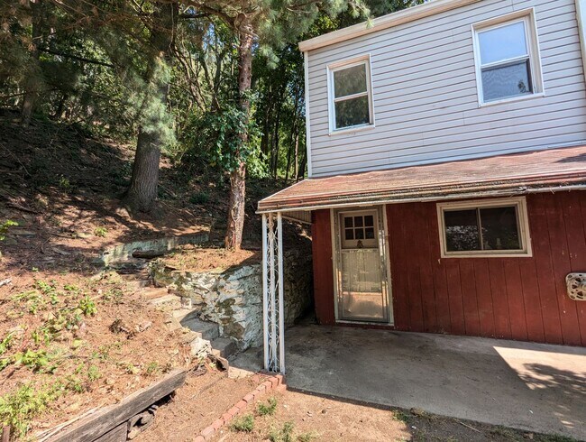 Building Photo - Spacious 2 bedroom 1 bathroom single famil...