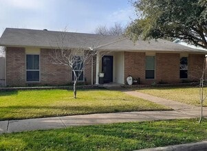 Building Photo - 7306 Oakmore Dr