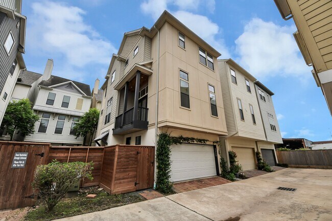 Building Photo - 3229 Maxroy St