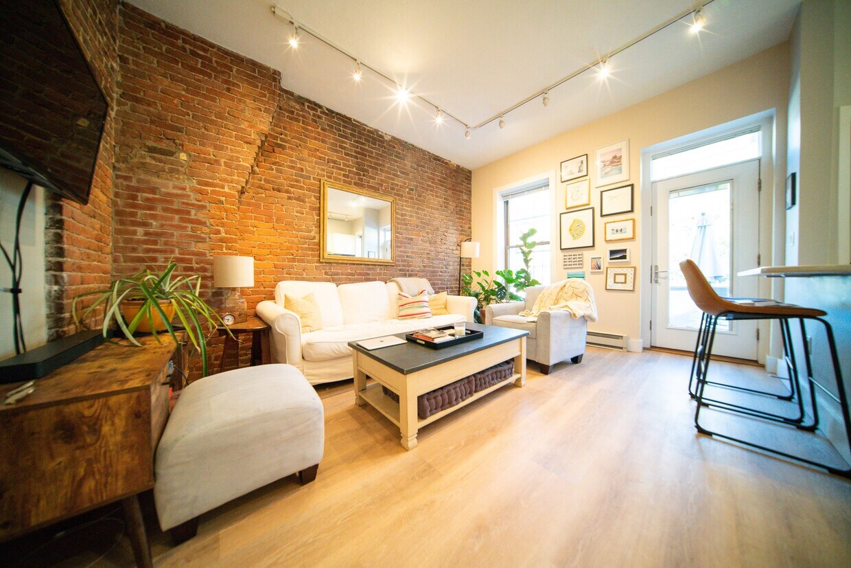 Primary Photo - 18 Durham St