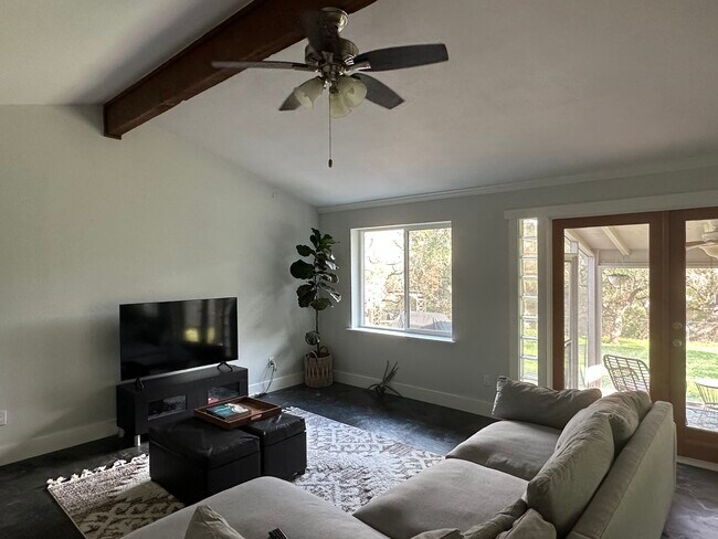 Foto del edificio - 6805 Silvermine Dr