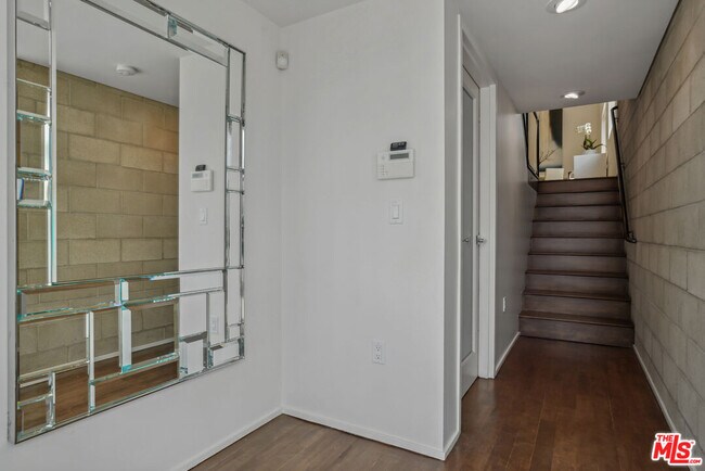 Building Photo - 530 N Larchmont Blvd