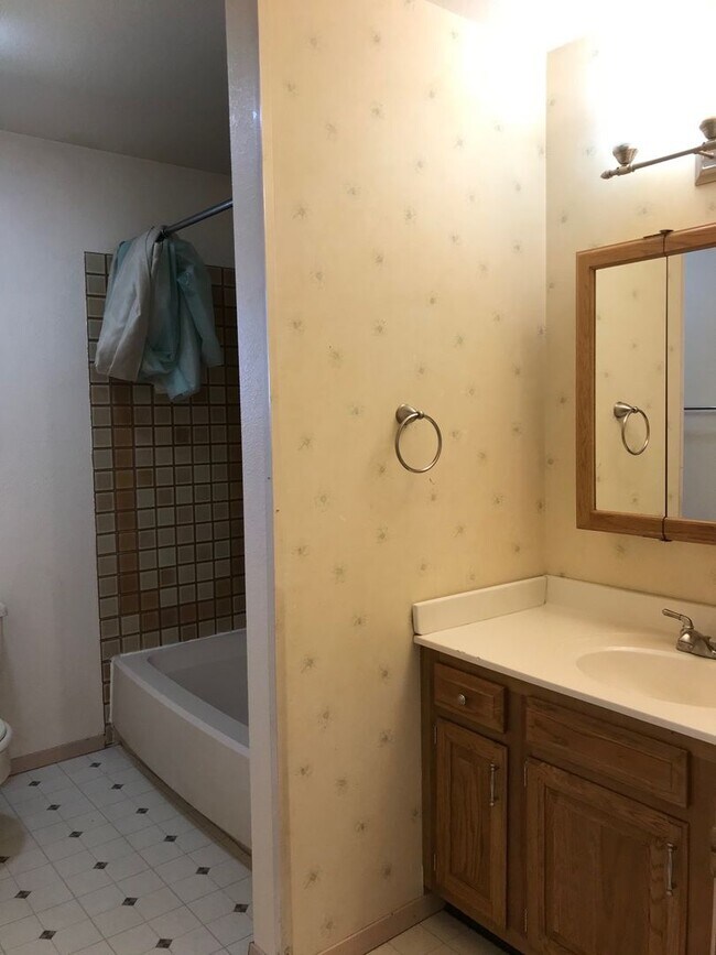 Foto del edificio - Charming 2-Bedroom Condo Near MSU – Pet Friendly- NEW LOW PRICE