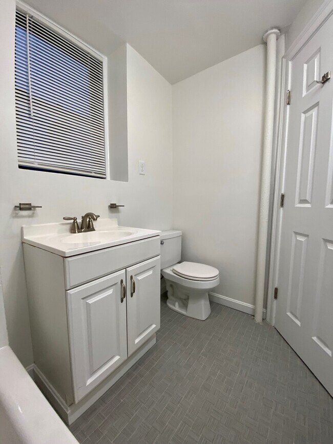 Building Photo - 14 Edgerly Rd