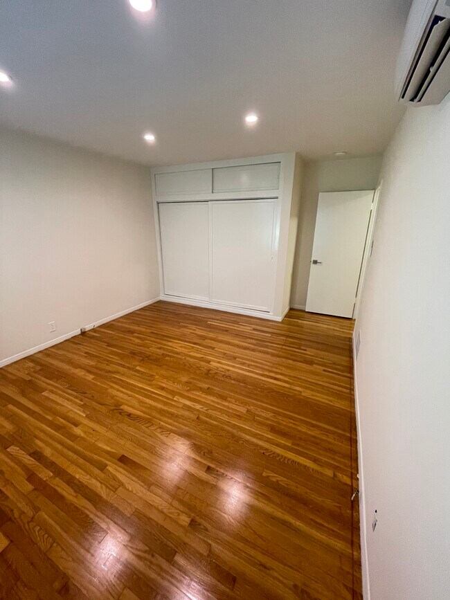 Master bedroom - 522 San Vicente Blvd
