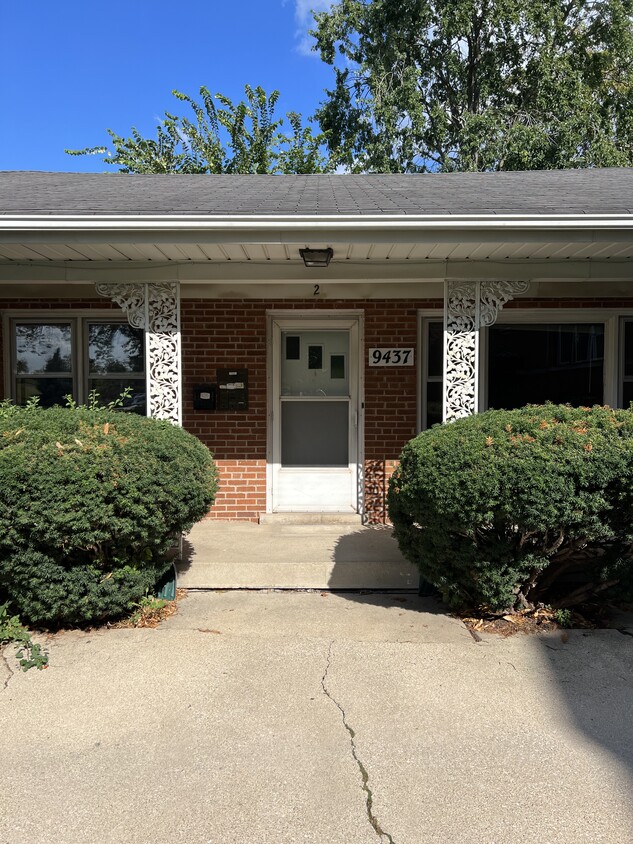 Primary Photo - 9437 Burlington Ave