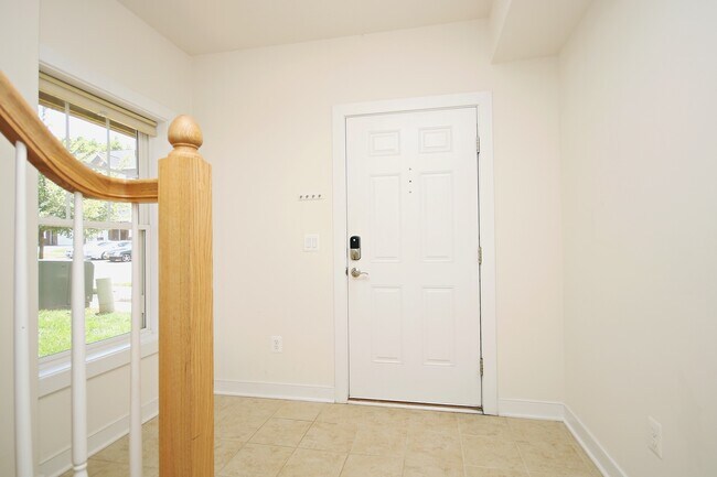 Foto del edificio - Spacious End-Unit Pantops Townhome