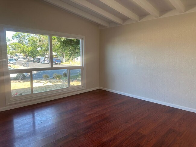 Foto del edificio - Charming 4 bedroom 2 bathroom!