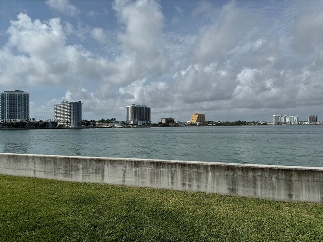 Building Photo - 2250 Bay Dr