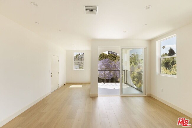 Foto del edificio - 741 Silver Lake Blvd