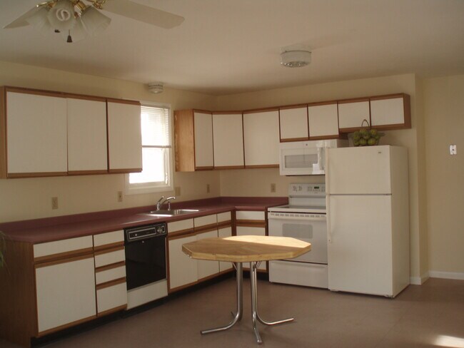 Kitchen/Livingroom - 5 Norton Way